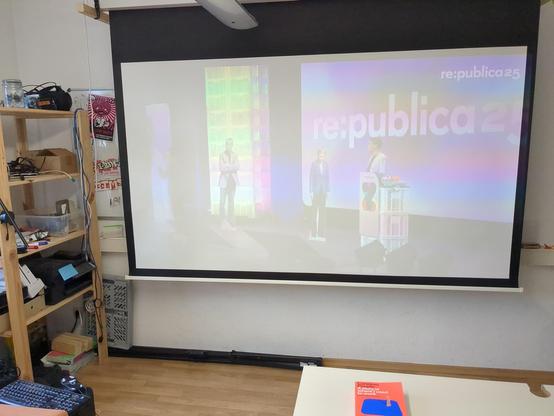 Bild einer Leinwand mit Video