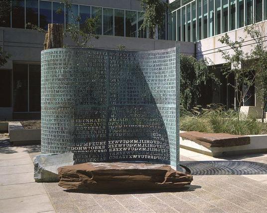 Kryptos vor der CIA

von Jim Sanborn, CC BY-SA 3.0 <https://creativecommons.org/licenses/by-sa/3.0>, via Wikimedia Commons
https://commons.wikimedia.org/wiki/File:Kryptos_sculptor.jpg