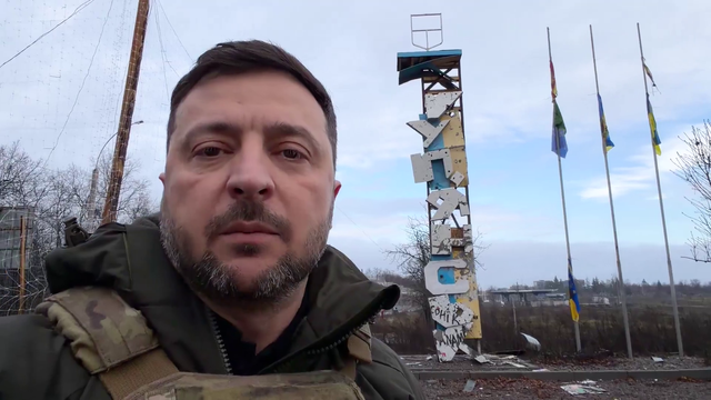 Selenskyi vor dem Schild mit der Beschriftung Kupyansk