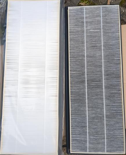 Zwei Luftfilter liegen nebeneinander. Einer ist weiß, der andere dunkelgrau von Staub und Dreck.